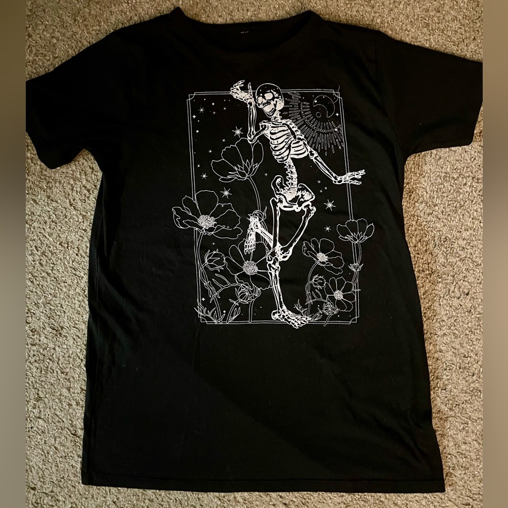 Black and White Skeleton & Flowers Womenβs size small Graphic Shirt EUC